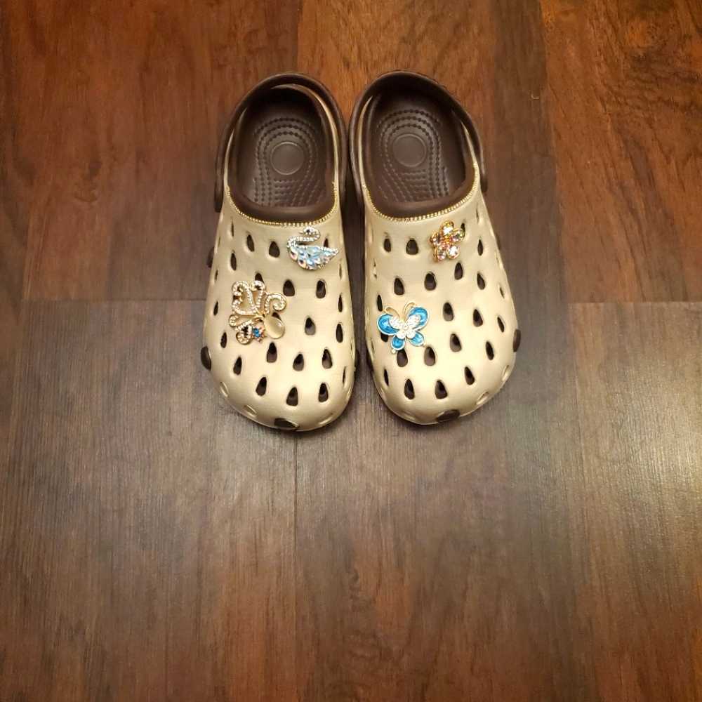New…never worn Clogs size 9.5(40)